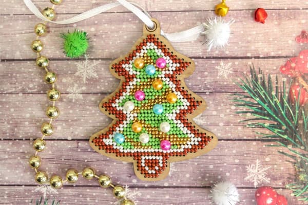 Broderikit med pärlor MP Studia "Julprydnad - Träd" 7x9 cm