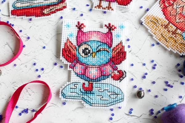 Broderikit Plastik Canvas MP Studia "Uglehistorier" 6x7 cm