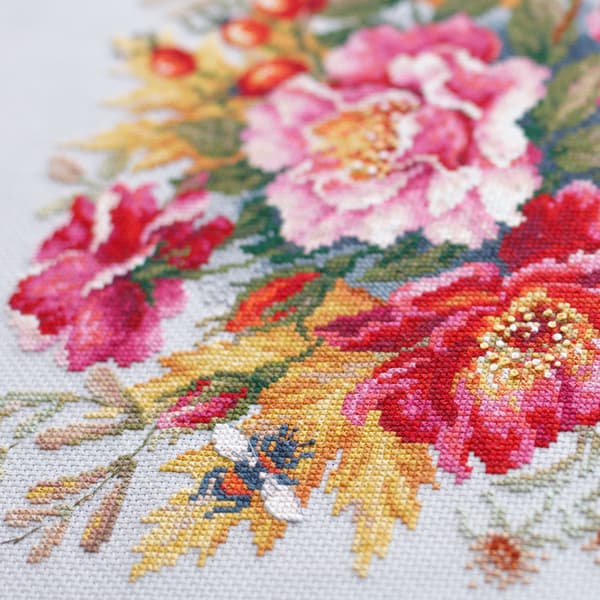 Broderikit Magic Needle "Blomstermagi. Hybenrose" 30x30 cm