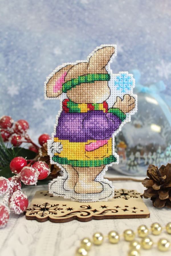 Broderikit plastic canvas MP Studia "Kanin med snöflinga" 8x13 cm