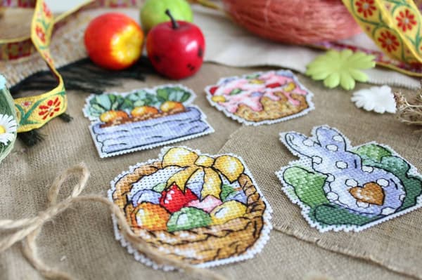 Broderikit Plastik Canvas MP Studia "Kaninen og gulerødderne" 7x7 cm