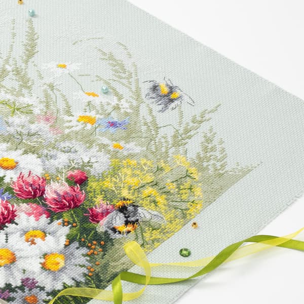 Broderikit Magic Needle "Prästkragar och klöver" 40x30 cm