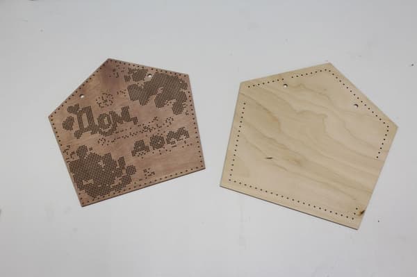 Træbroderi MP Studia "Hjem kære hjem" 20x20 cm