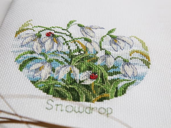 Broderikit Klart "Blomsterkomplimenter. Vintergækker" 15 x 15 cm