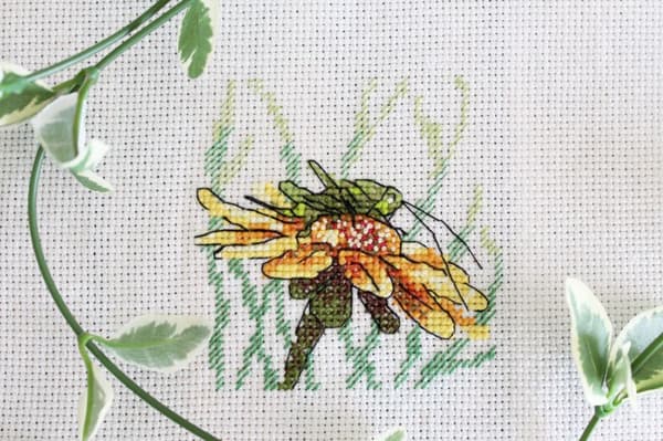Broderikit MP Studia "Græshoppe på rød solhat" 10x14 cm