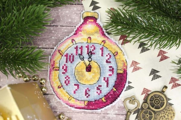 Broderikit plastic canvas MP Studia "Julgransdekoration Klocka" 9x12 cm