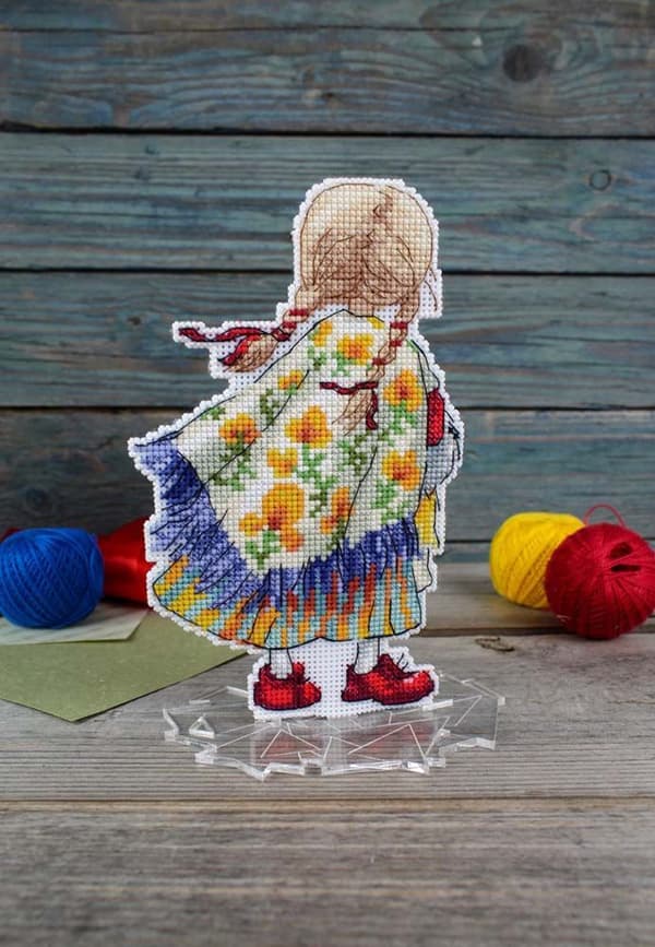 Broderisett Plastic Canvas MP Studia "Jente i røde sko" 17x11cm