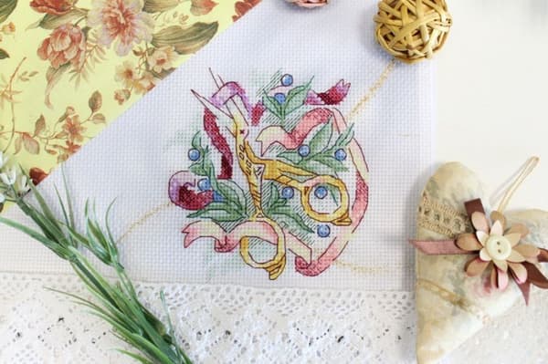 Broderisett MP Studia "Håndlaget. Sakser" 10x10 cm