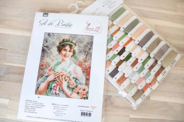 Broderikit Luca-S B553 - "Pigen med roser" 28.5x35.5 cm