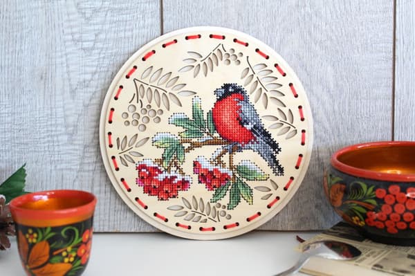 Broderikit med korssting på træ MP Studia "Vintergæst" 18x18 cm