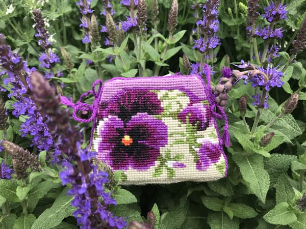 Broderikit Riolis "Pensénåldyna" 11x8 cm