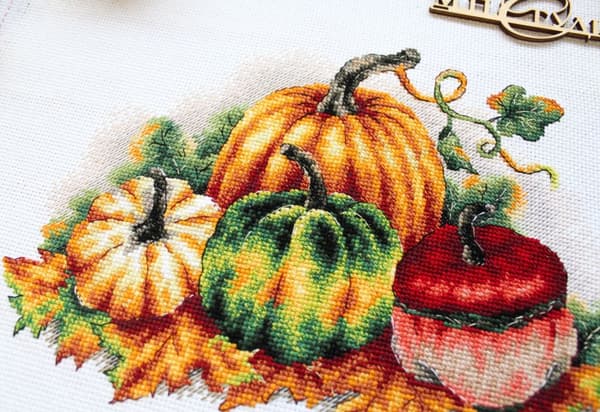 Broderisett MP Studia "Fargerike gresskar" 26x18 cm