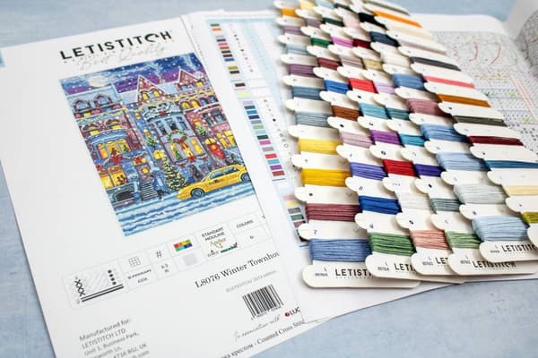 Broderikit LetiStitch L8076 - "Vinterbyhus" 21x30 cm