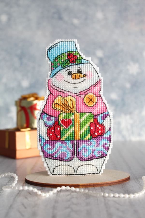 Broderisett Plastic Canvas MP Studia "Snømann med gaver" 8x13 cm