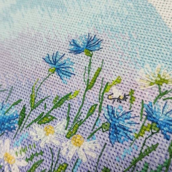 Broderikit Oven "Blåklintfelt" 20x20 cm