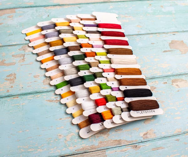 Broderisett LetiStitch L9947 - "Tasser & presenterer" 32x46 cm