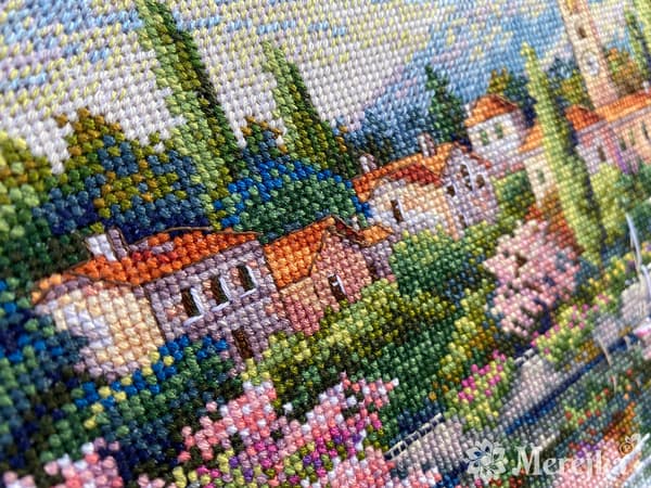 Broderikit Merejka K-204 - "Landsby ved eftermiddag" 21,5x28,5 cm