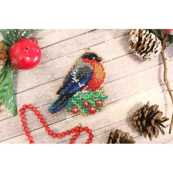 Broderikit med perler MP Studia "Juletrepynt - Dompap" 8x9 cm