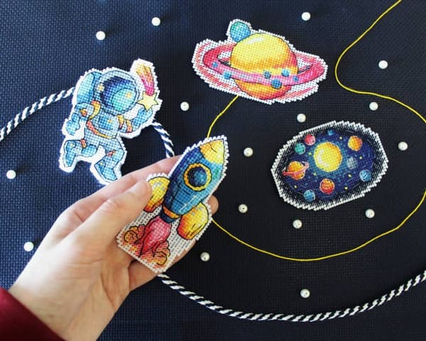 Broderisett Plastic Canvas MP Studia "Rymden." 6x9 cm