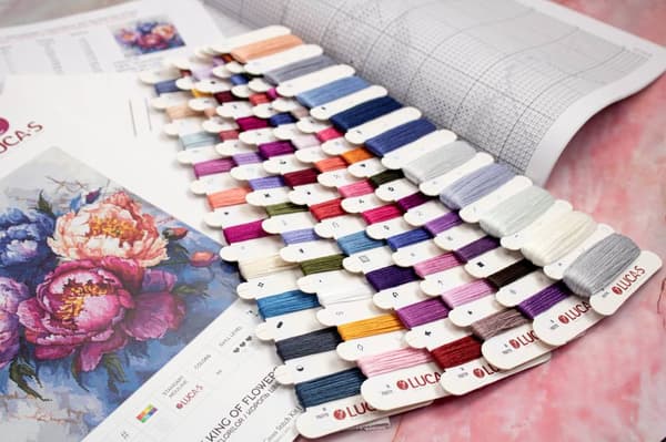 Broderisett Luca-S B7027 - "Blomstenes konge" 32x32 cm