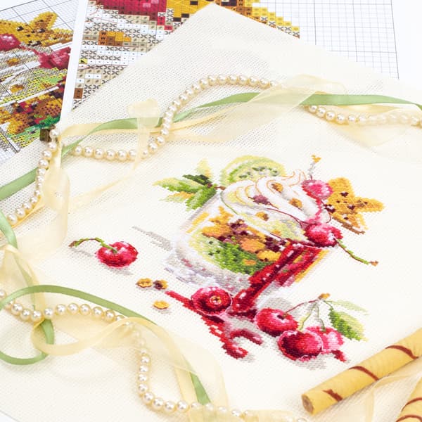 Broderisett Magic Needle "Kirsjessert" 17x17 cm