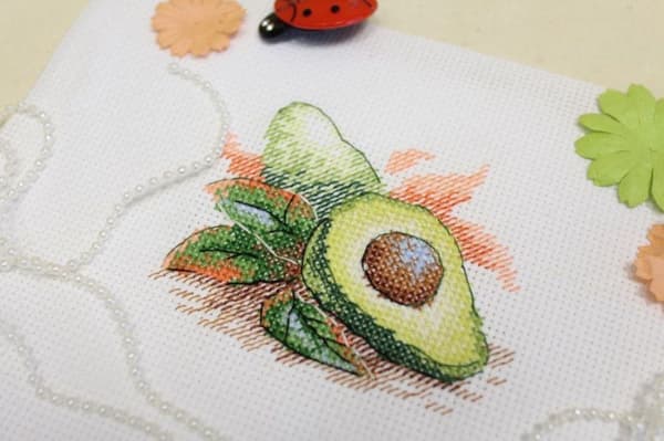 Broderikit MP Studia "Mogen avokado" 9x7 cm