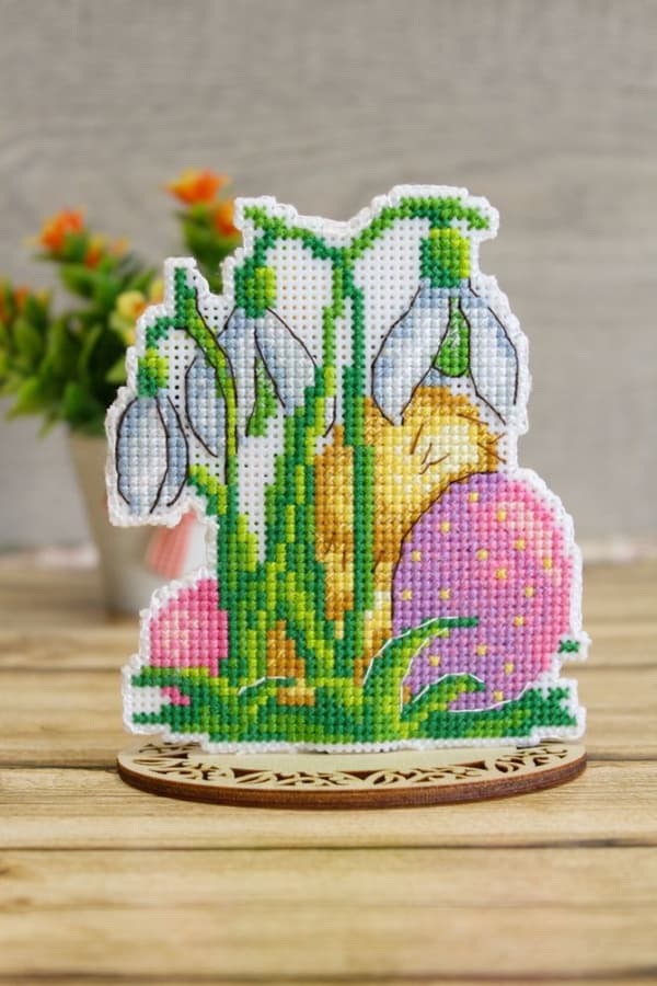 Broderikit plastic canvas MP Studia "Påskbudbärare" 9x10.5 cm