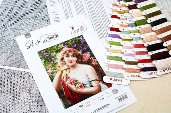 Broderisett Luca-S B549 - "Ung dame med roser" 28x35.5 cm