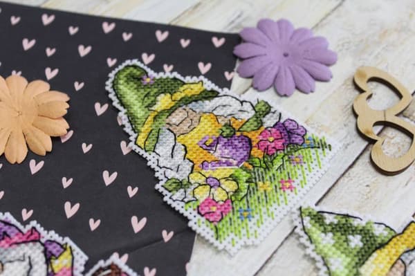 Broderikit plastic canvas MP Studia "Trädgårdstomtar" 7x9 cm