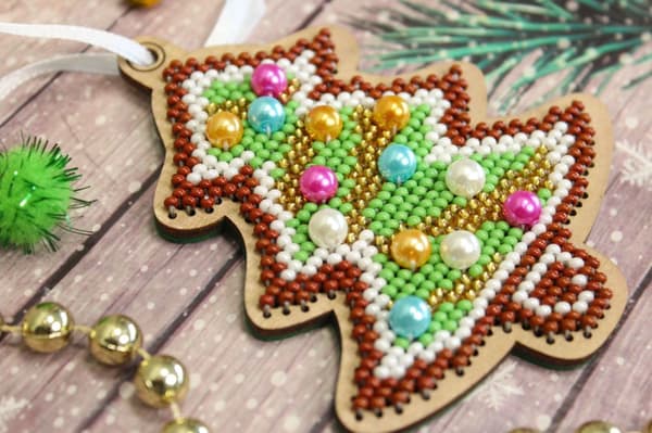 Broderikit med pärlor MP Studia "Julprydnad - Träd" 7x9 cm