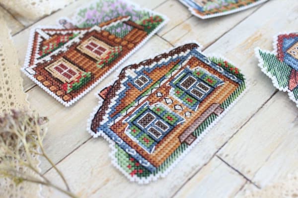 Broderikit plastic canvas MP Studia "Små hus" 9x6 cm