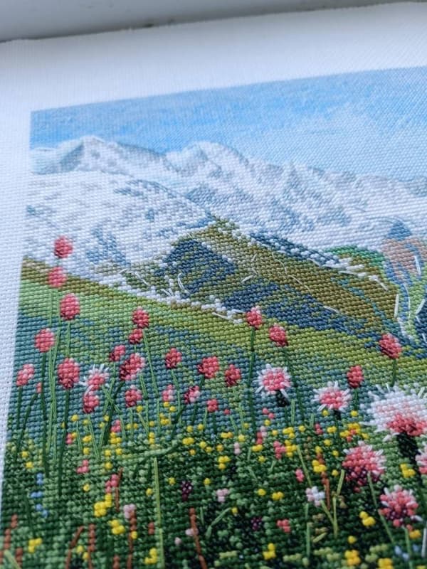 Broderikit Oven "Blomster i bjergene" 20x20 cm