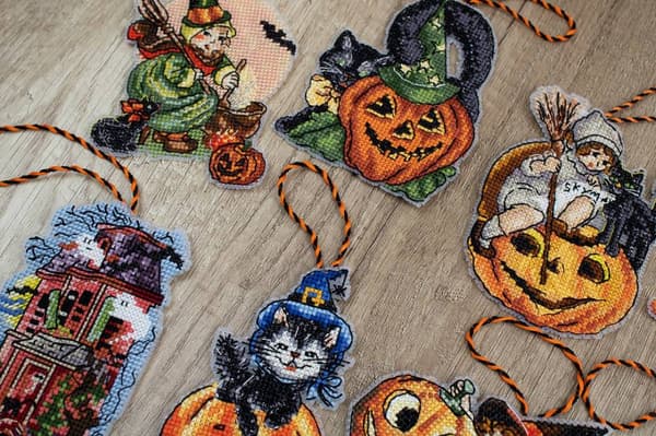 Broderikit LetiStitch L8008 - "Halloween-legetøj 8 stk." 9x11 cm