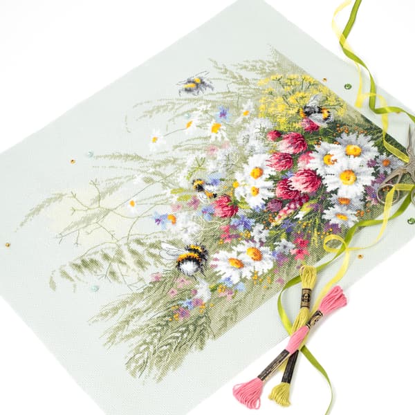 Broderikit Magic Needle "Prästkragar och klöver" 40x30 cm