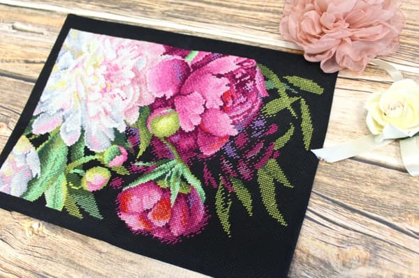 Broderikit MP Studia "Kongelige pioner" 27x18 cm