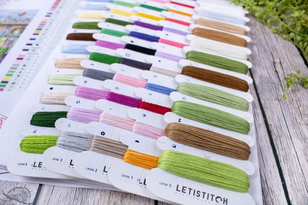 Broderikit LetiStitch L8104 - "Bisyssla-hotel" 41x30 cm