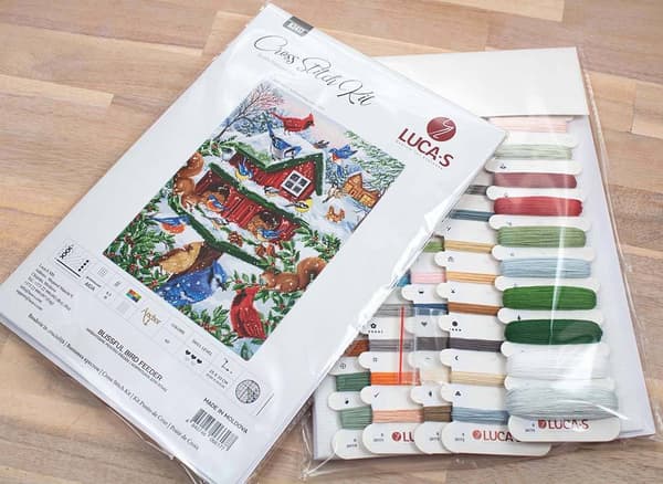 Broderikit Luca-S B2417 - "Glad fuglefoderautomat" 25x33 cm