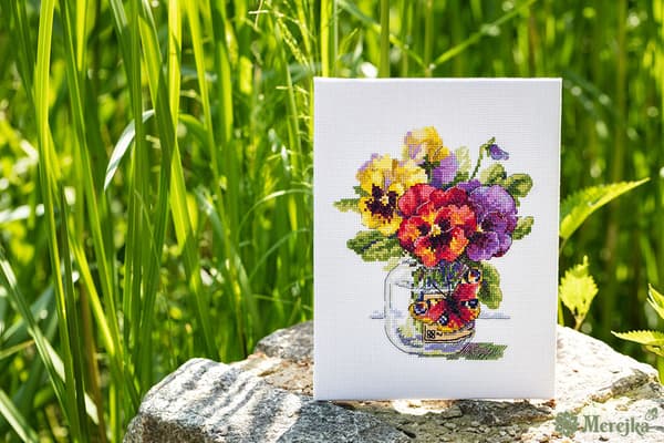 Broderikit Merejka K-153 - "Stedmoderblomster og sommerfugl" 16x17 cm