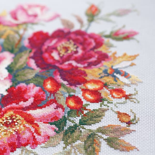 Broderikit Magic Needle "Blomstermagi. Nyponros" 30x30 cm
