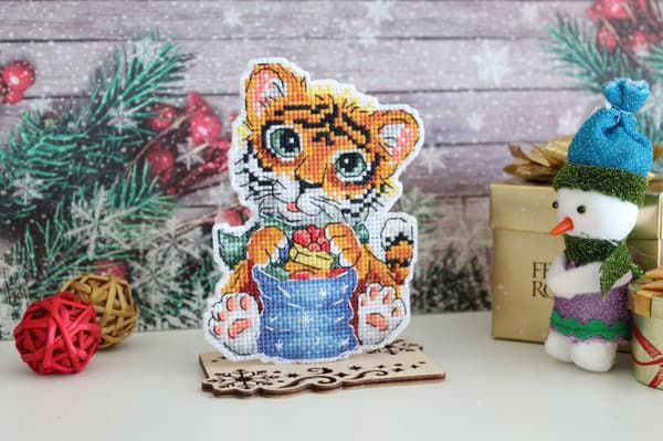 Broderikit plastic canvas MP Studia "Julgransdekoration Tiger" 9x13 cm