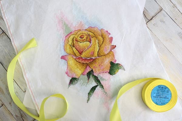 Broderikit MP Studia "Gul rose" 14x27 cm