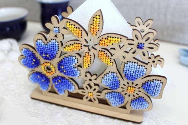 Perlebroderi MP Studia "Servietholder - Blomstereng" 15x11 cm