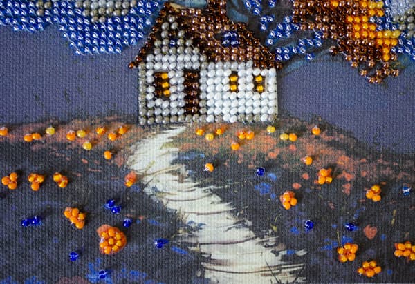 Perlebroderi Abris Art "Hytte under skyer" 15x15cm