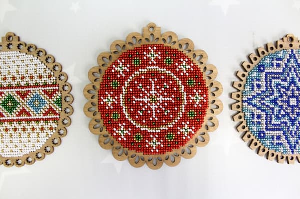 Broderikit med pärlor MP Studia "Julröd kula" 12x13 cm