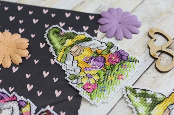Broderikit plastic canvas MP Studia "Trädgårdstomtar" 7x9 cm