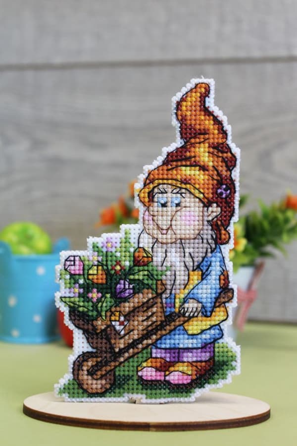 Broderikit plastic canvas MP Studia "Trädgårdsassistent" 8x13 cm
