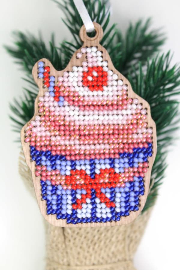 Broderikit med pärlor MP Studia "Julprydnad - Tårta" 6x8 cm