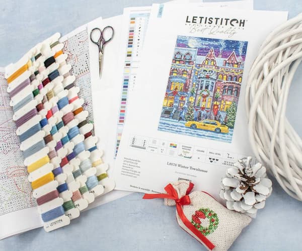 Broderisett LetiStitch L8076 - "Vinterbyhus" 21x30 cm
