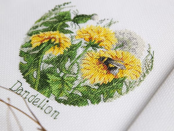 Broderikit Klart "Blomsterkomplimenter. Mælkebøtter" 14.5 x 15 cm