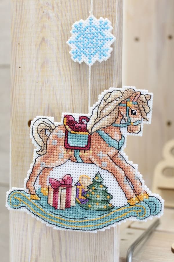 Broderisett Plastic Canvas MP Studia "Hest" 11x11 cm